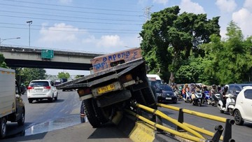 Truk Oleng hingga Tabrak Pembatas Jalan di Grogol Jakbar