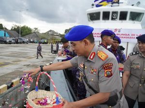 Wakapolda Bali Pimpin Tabur Bunga di Laut Serangkaian HUT Bhayangkara ke-79 Wakapolda Bali Pimpin Tabur Bunga di Laut Serangkaian HUT Bhayangkara ke-79