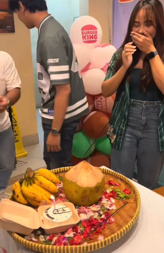 Wanita ini dan teman-temannya menampilkan makanan ringan bagus dalam bentuk sajen untuk temannya yang sedang berulang tahun. Postingan tersebut pribadi booming  di TikTok.