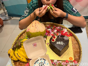 Ultah Kamis Malam Jumat, Wanita Ini Dapat Kue Sajen Ultah Kamis Malam Jumat, Wanita Ini Dapat Kue Sajen