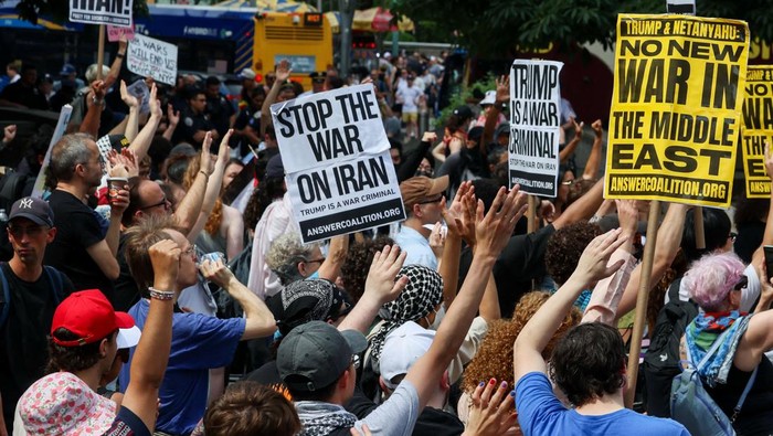 Demonstrators protest following U.S attack on Irans nuclear sites and against Iran-Israel conflict, at Times Square in New York City, U.S. June 22, 2025. REUTERS/Caitlin Ochs