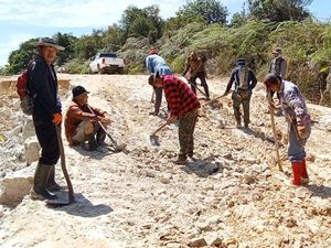 Gotong Royong Warga Krayan Perbaiki Jalan Nasional Tanpa Dana Pemerintah