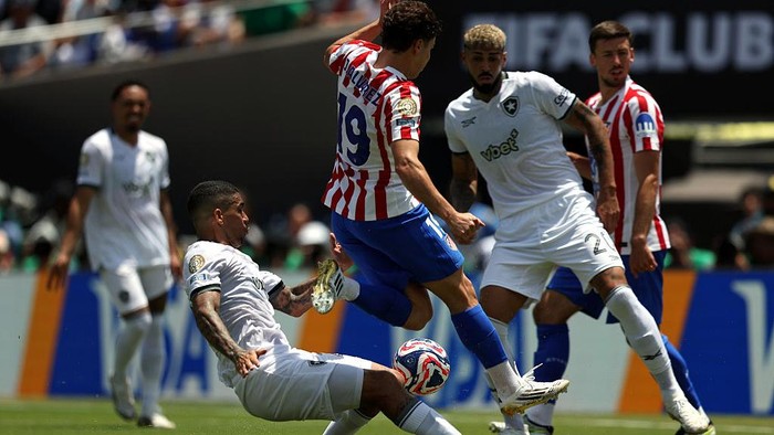 2221741247 PASADENA, CALIFORNIA - JUNE 23: Julian Alvarez #19 of Atletico De Madrid is tackled by Allan #25 of Botafogo during the FIFA Club World Cup 2025 group B match between Club Atletico de Madrid and Botafogo FR at Rose Bowl Stadium on June 23, 2025 in Pasadena, California. (Photo by Luiza Moraes - FIFA/FIFA via Getty Images)