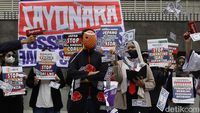Aksi Cosplayer Tolak Energi Batu Bara di Kedubes Jepang