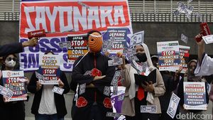 Aksi Cosplayer Tolak Energi Batu Bara di Kedubes Jepang