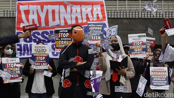 Aksi Cosplayer Tolak Energi Batu Bara di Kedubes Jepang