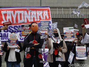 Aksi Cosplayer Tolak Energi Batu Bara di Kedubes Jepang Aksi Cosplayer Tolak Energi Batu Bara di Kedubes Jepang