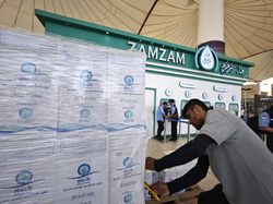Antusiasme Penumpang Membeli Air Zamzam Jelang Kepulangan