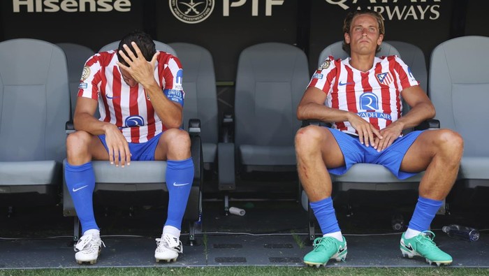 atletico madrid koke marcos llorente piala dunia antarklub 2025 atletico madrid vs botafogo PASADENA, CALIFORNIA - JUNE 23: Koke #6 and Marcos Llorente of Atletico de Madrid look dejected on the bench after Atletico De Madrid were eliminated from the FIFA Club World Cup 2025 after the FIFA Club World Cup 2025 group B match between Club Atletico de Madrid and Botafogo FR at Rose Bowl Stadium on June 23, 2025 in Pasadena, California. (Photo by Alex Pantling - FIFA/FIFA via Getty Images)