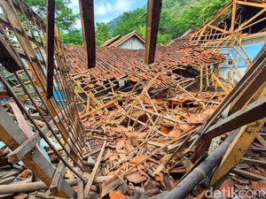 Bangunan SMP di Sukabumi Roboh, Warga Dikejutkan Dentuman Keras