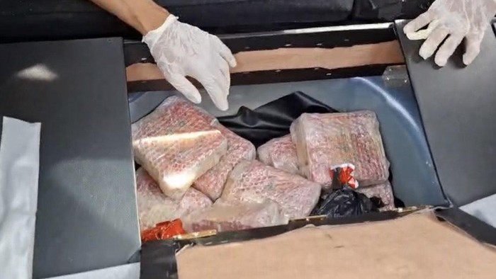 Barang bukti sabu yang didapatkan dalam kendaraan beroda empat tersangka di saat digeledah petugas BNNP Babel. Barang bukti sabu yang didapatkan dalam kendaraan beroda empat tersangka di saat digeledah petugas BNNP Babel.