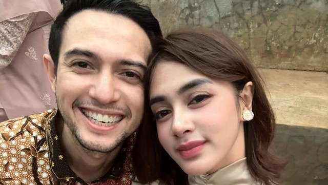 Highlight Dunia Hiburan InsertLive : Rumah Tangga Diisukan Retak usai Istri Lepas Hijab, Apa Kata Rifky Balweel?