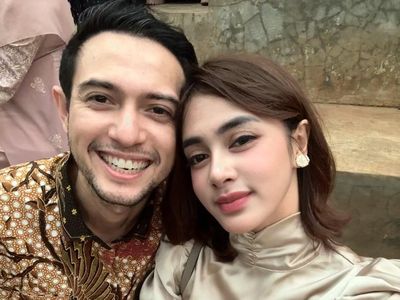 Biby Alraen Belum Nyaman Lepas Hijab, Rifky Balweel Ajak Umrah
