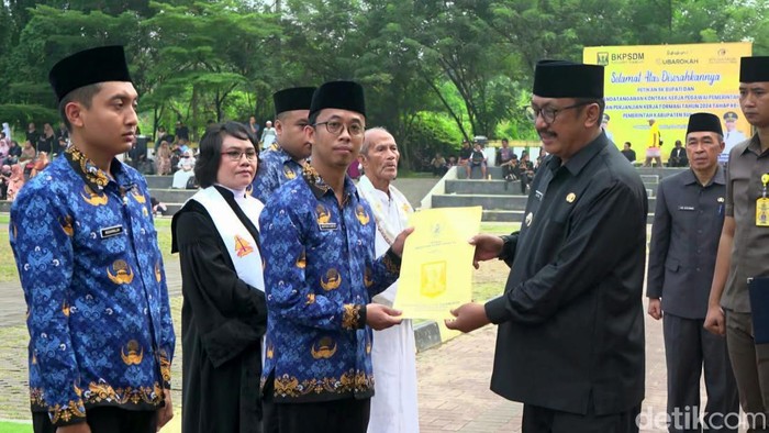 Bupati Sukabumi Asep Japar di saat melantik PPPK Lapang Cangehgar, Palabuhanratu, Senin (23/6/2025). Bupati Sukabumi Asep Japar di saat melantik PPPK Lapang Cangehgar, Palabuhanratu, Senin (23/6/2025).