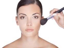 7 Cara Retouch Makeup yang Benar, Beda dengan Touch Up Makeup