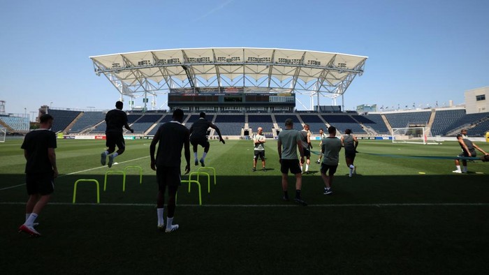 Soccer Football - FIFA Club World Cup -  Chelsea Training - Subaru Park, Chester, Pennsylvania, U.S. - June 23, 2025  Chelsea manager Enzo Maresca with the players during training REUTERS/Lee Smith
