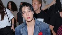 Adu Ganteng Kai EXO Hingga Win Metawin, Pamer Dada di Peragaan Busana Prada