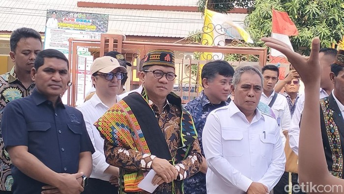 DPR RI Wakil Ketua Komisi IV dewan perwakilan rakyat RI Ahmad Yohan (kiri) mendampingi Menteri Desa, Pembangunan Daerah Tertinggal, dan Transmigrasi, Yandri Susanto, di Manggarai Barat, Senin (23/6/2025).