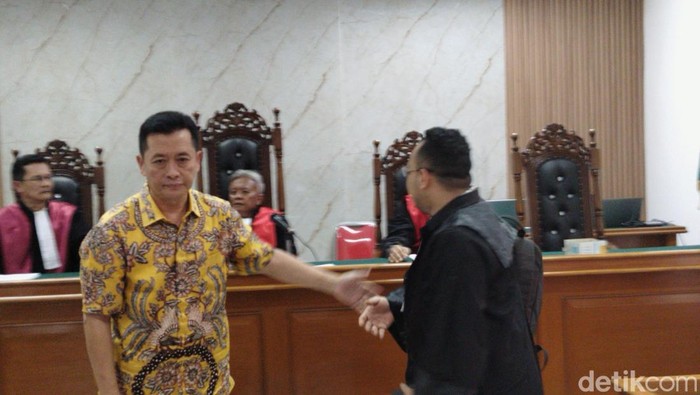 Eks Sekda Bandung Ema Sumarna Mantan Sekda Kota Bandung Ema Sumarna divonis hukuman 5,5 tahun penjara di urusan proyek Dishub Bandung.
