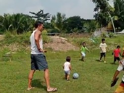 Video: Emil Audero Main Bola Plastik Bareng Anak-anak di Lombok