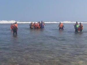 Remaja Semarang Terseret Ombak Pantai Watu Kodok Gunungkidul Ditemukan Tewas Remaja Semarang Terseret Ombak Pantai Watu Kodok Gunungkidul Ditemukan Tewas
