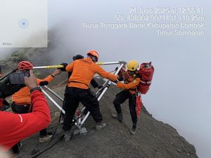 Pendaki Brasil Tewas di Gunung Rinjani, SAR Evakuasi di Jurang 600 Meter Pendaki Brasil Tewas di Gunung Rinjani, SAR Evakuasi di Jurang 600 Meter