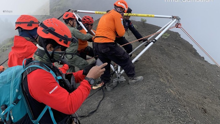 Evakuasi Turis Brasil Jatuh di Gunung Rinjani