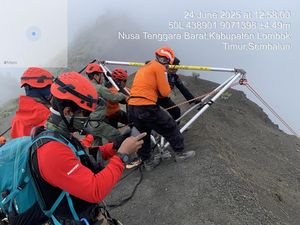 Permintaan Maaf Anggota Tim SAR Tak Bisa Selamatkan Juliana di Gunung Rinjani Permintaan Maaf Anggota Tim SAR Tak Bisa Selamatkan Juliana di Gunung Rinjani