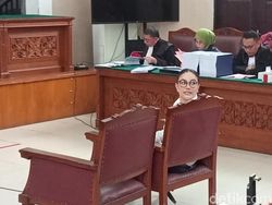 Hakim Tegur Nikita Mirzani karena Gak Fokus Dengarkan Dakwaan