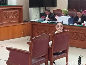 Nikita Mirzani Jumpa Fans di Ruang Sidang, Berujung Ditegur Hakim Nikita Mirzani Jumpa Fans di Ruang Sidang, Berujung Ditegur Hakim