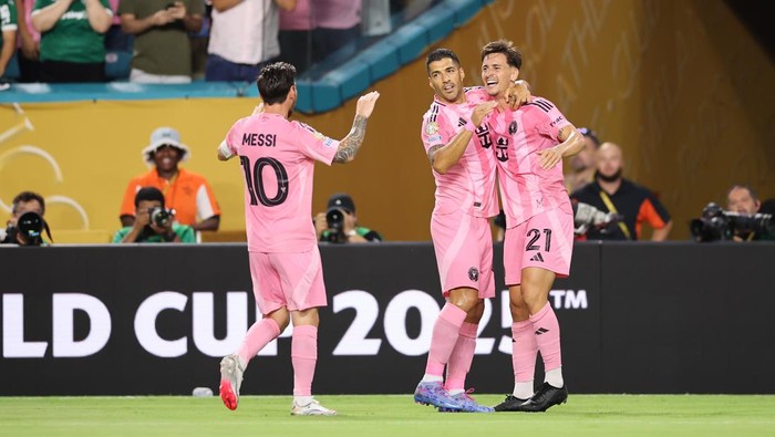 inter miami vs palmeiras lionel messi tadeo allende piala dunia antarklub 2025 MIAMI GARDENS, FLORIDA - JUNE 23: Tadeo Allende #21 of Inter Miami CF celebrates scoring his teams first goal with Luis Suarez #9 and Lionel Messi #10 during the FIFA Club World Cup 2025 group A match between Internacional CF Miami and SE Palmeiras at Hard Rock Stadium on June 23, 2025 in Miami Gardens, Florida. (Photo by Hector Vivas - FIFA/FIFA via Getty Images)