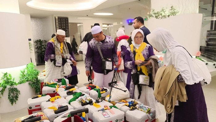 Jemaah haji kloter 42 dan 44 asal Banyuwangi di saat tertahan di Bandara Jeddah. Jemaah haji kloter 42 dan 44 asal Banyuwangi di saat tertahan di Bandara Jeddah.