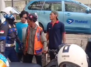 Jukir Melawan Saat Ditertibkan Petugas Dishub Medan di Jalan Jawa Jukir Melawan Saat Ditertibkan Petugas Dishub Medan di Jalan Jawa