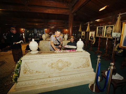 Kapolri Jenderal Listyo Sigit Prabowo ziarah makam Presiden ke-2 RI Soeharto. (Dok. Polri)