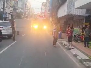 Kebakaran di Bulogading Makassar Sempat Picu Ledakan, Wanita Alami Luka Bakar Kebakaran di Bulogading Makassar Sempat Picu Ledakan, Wanita Alami Luka Bakar