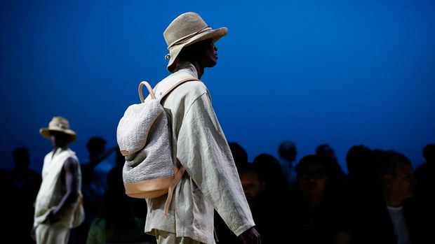 Koleksi Giorgio Armani di Milan Fashion Week A model presents a creation from the Giorgio Armani Spring-Summer 2026 menswear collection during the Milan Fashion Week in Milan, Italy, June 23, 2025. REUTERS/Alessandro Garofalo