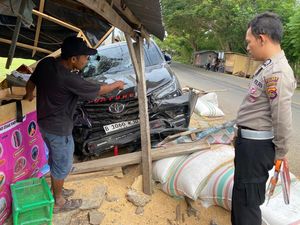 Mobil Hantam Dua Kios di Dompu, Seorang Pejalan Kaki Tewas Mobil Hantam Dua Kios di Dompu, Seorang Pejalan Kaki Tewas