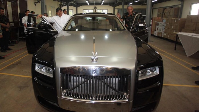 Mobil glamor Rolls-Royce yang sudah laris dilelang terpakir di Gudang Kompleks Taman Makam Pahlawan Kalibata, Jakarta, Selasa (24/6/2025). Kementerian Sosial menyodorkan hasil lelang satu unit kendaraan beroda empat glamor Rolls-Royce senilai Rp2.539.957.000 bakal digunakan untuk merenovasi rumah warga tidak dapat di Kota Makassar, Sulawesi Selatan serta mendukung kegiatan pemberdayaan ekonomi di lingkungan sekitar. ANTARA FOTO/Reno Esnir
