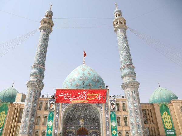 Masjid Jamkaran Dibalut Bendera Merah, Lambang Perlawanan Iran