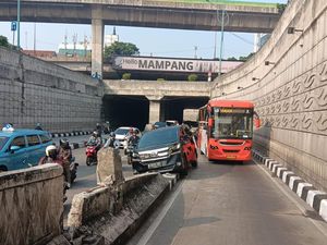 Vellfire Oleng hingga Nyangkut di Median Jalan Mampang, Lalin Sempat Macet Vellfire Oleng hingga Nyangkut di Median Jalan Mampang, Lalin Sempat Macet