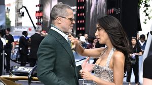 Foto: Momen Langka Brad Pitt dan Ines de Ramon Mesra di Karpet Merah F1