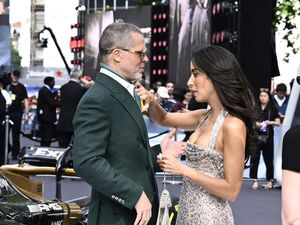 Foto: Momen Langka Brad Pitt dan Ines de Ramon Mesra di Karpet Merah F1 Foto: Momen Langka Brad Pitt dan Ines de Ramon Mesra di Karpet Merah F1