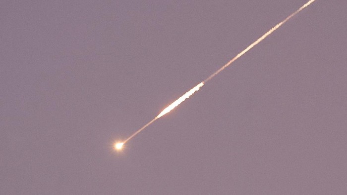 Nggak Takut Ancaman AS, Iran Terus Gempur Israel A missile launched from Iran towards Israel is seen from Tubas, amid the Iran-Israel conflict, in the Israeli-occupied West Bank, June 24, 2025. REUTERS/Raneen Sawafta