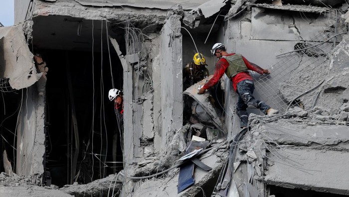 Emergency personnel work at an impacted residential site, following a missile attack from Iran on Israel, amid the Israel-Iran conflict, in Beer Sheva, Israel June 24, 2025. REUTERS/Amir Cohen