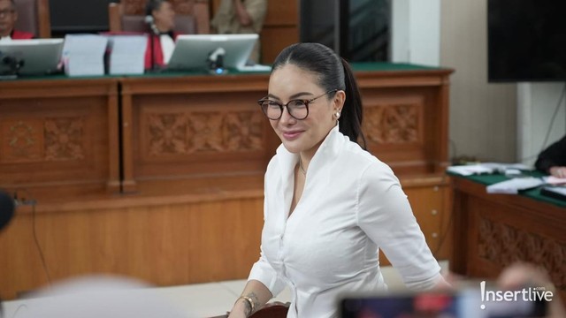 Gosip Terkini Selebriti Insertlive : Nikita Mirzani Percaya Diri Lawan Reza Gladys di Sidang Perdana