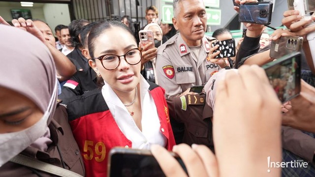 Berita Seputar Selebriti Insertlive Terkini : Cabut Gugatan Wanprestasi ke Reza Gladys, Nikita Mirzani Fokus Kasus Pengancaman dan TPPU