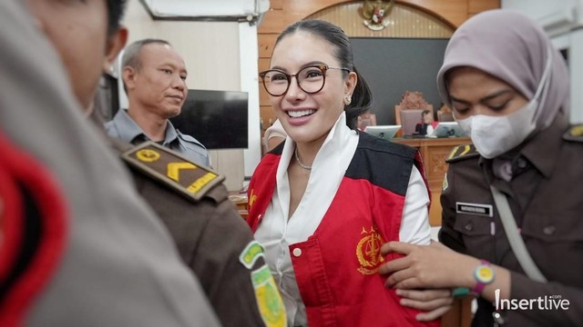 Kabar Terkini Artis dari InsertLive : Nikita Mirzani Kirim Pesan ke Prabowo: Tolong Hukum Diluruskan