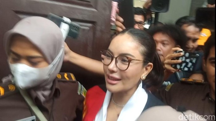 Nikita Mirzani Histeris Usai Sidang, Klaim Tak Pernah Minta Uang pada Reza Gladys Nikita Mirzani di saat dijumpai di PN Jakarta Selatan, Selasa (24/6/2025).