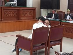 Tawa dan Pelukan Nikita Mirzani dengan Mail Syahputra Jelang Pembacaan Dakwaan