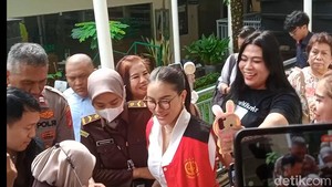 Nikita Mirzani Jadi Buruan Selfie Meski Tangan Diborgol